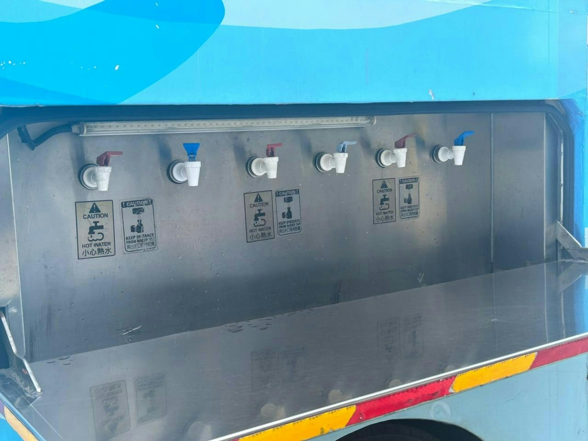 暑熱警告│機管局推多項防暑措施 停機坪設流動水車24小時供水