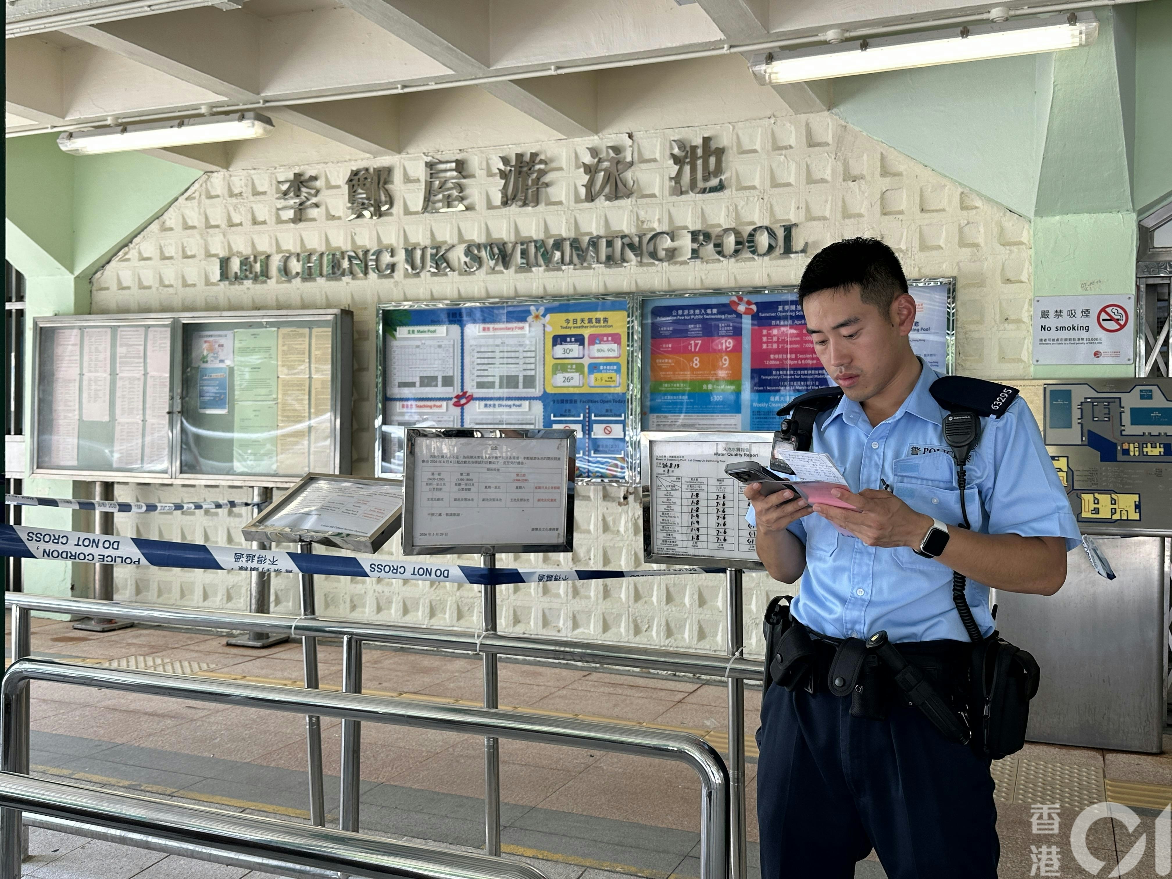 Man Damages Sign at Lei Cheng Uk Pool