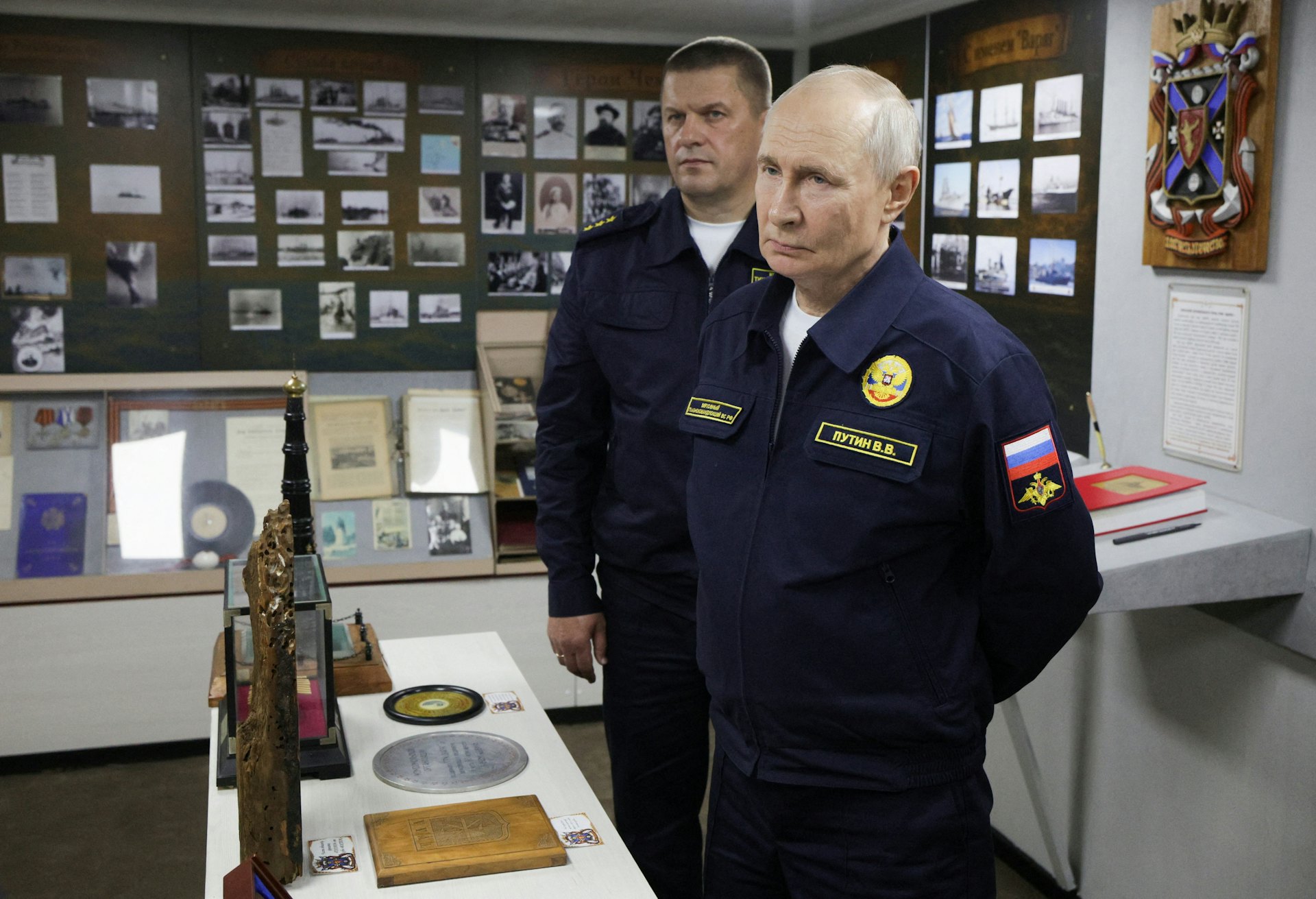 2026年8月12日,俄羅斯總統普京(Vladimir Putin,又譯普丁或蒲亭)和太平洋艦隊司令利納(Viktor Liina)一同巡視太平洋艦隊演習。