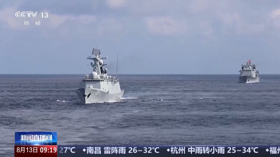 中国海军由昆明舰、岳阳舰和骆马湖舰组成的第49批护航编队执行护航任务。(央视网)