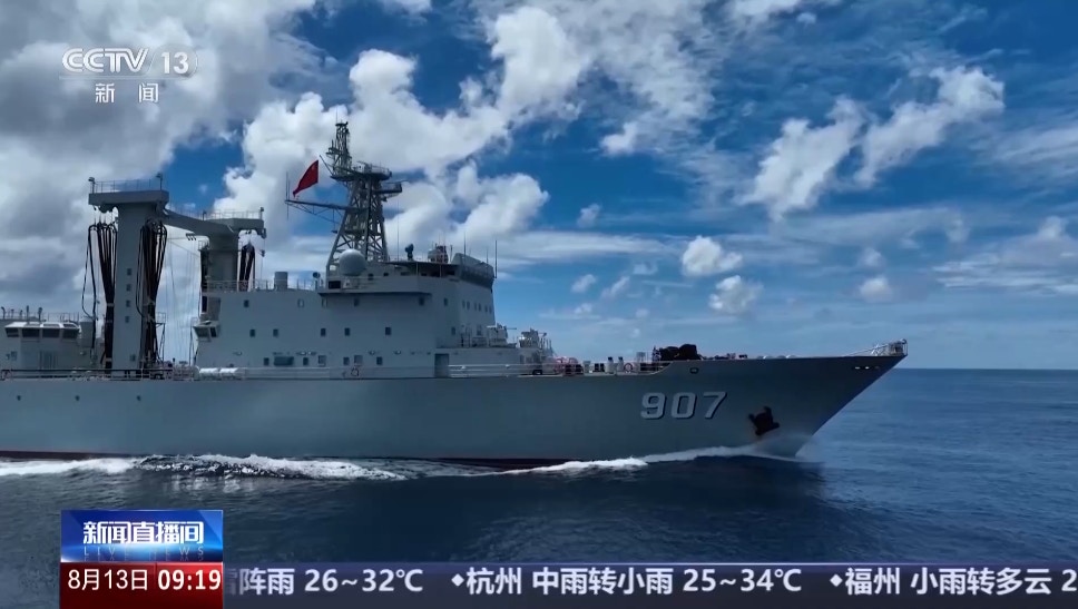 中国海军骆马湖舰在执行护航任务。(央视网)