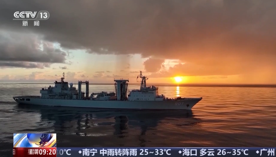 中国海军骆马湖舰在执行护航任务。(央视网)
