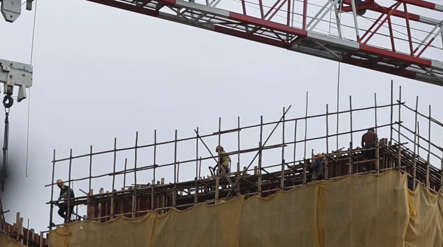 再有工人高空工作無安全帶 直擊錦上路公屋地盤工赤膊天面行走