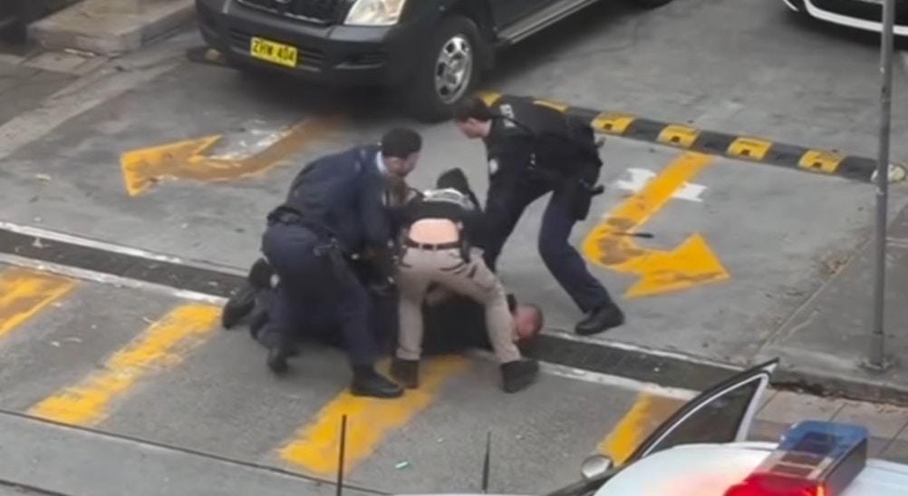 警方警告无效后果断发射电击枪将其击倒，并拘捕2人，当场检获4刀1锤及毒品。（网上影片截图）