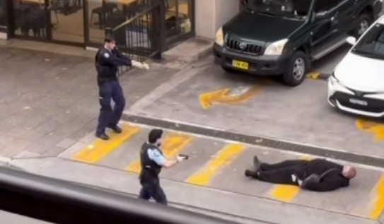 为控制场面及保障途人安全，警员拔出电击枪射击，该男子被击中倒地后情绪依然失控，在地上不断挥舞利刀。（网上影片截图）