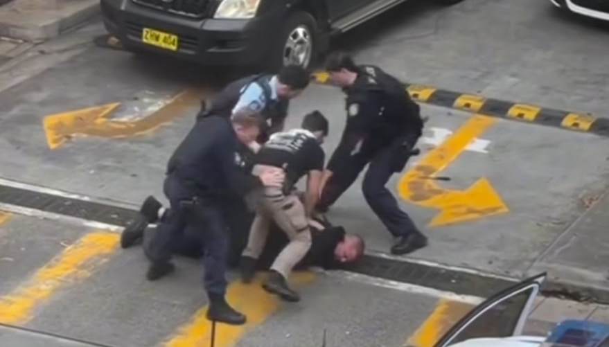 警员随即上前将其制服,并同时拘捕另一名26岁同行男子。(网上影片截图)