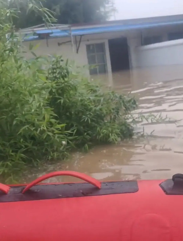 大量洪水涌至附近街道，水深達1.5米，當地有醫院和駕駛學校被淹浸。（極木新聞）