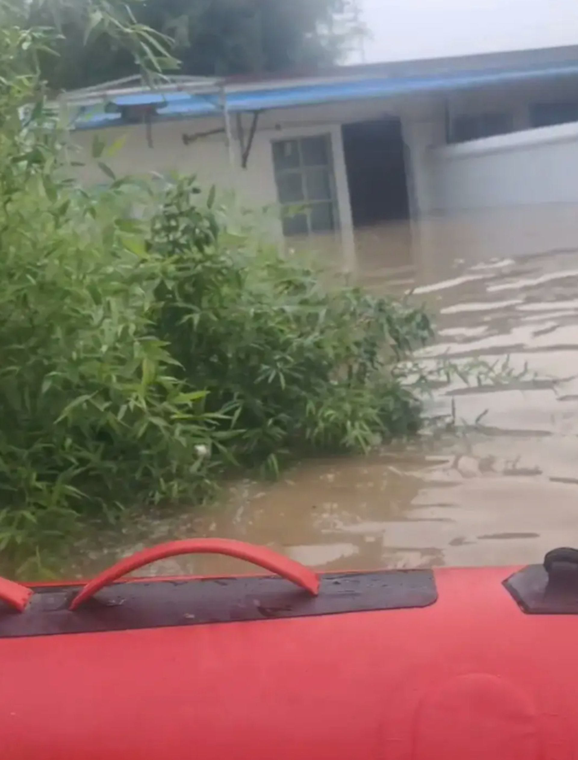 大量洪水涌至附近街道,水深達1.5米,當地有醫院和駕駛學校被淹浸。(極木新聞) 大量洪水涌至附近街道,水深達1.5米,當地有醫院和駕駛學校被淹浸。(極木新聞)