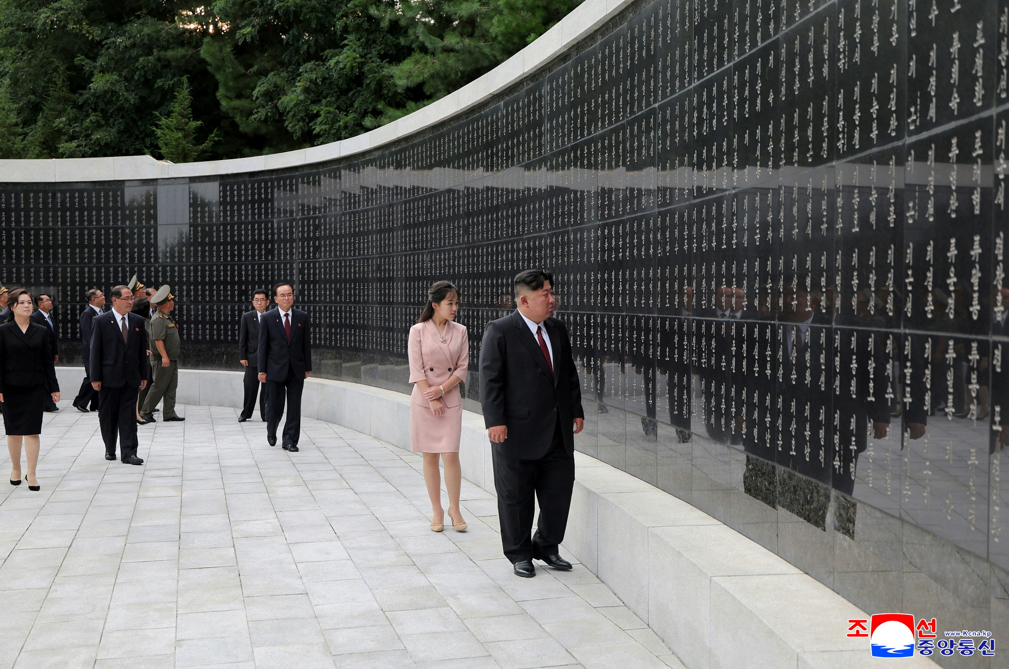 2026年8月14日朝鲜解放日,朝鲜领导人金正恩携女儿金朱爱(又译金主爱)和妻子李雪主前往位于平壤的革命烈士陵园。(Reuters)