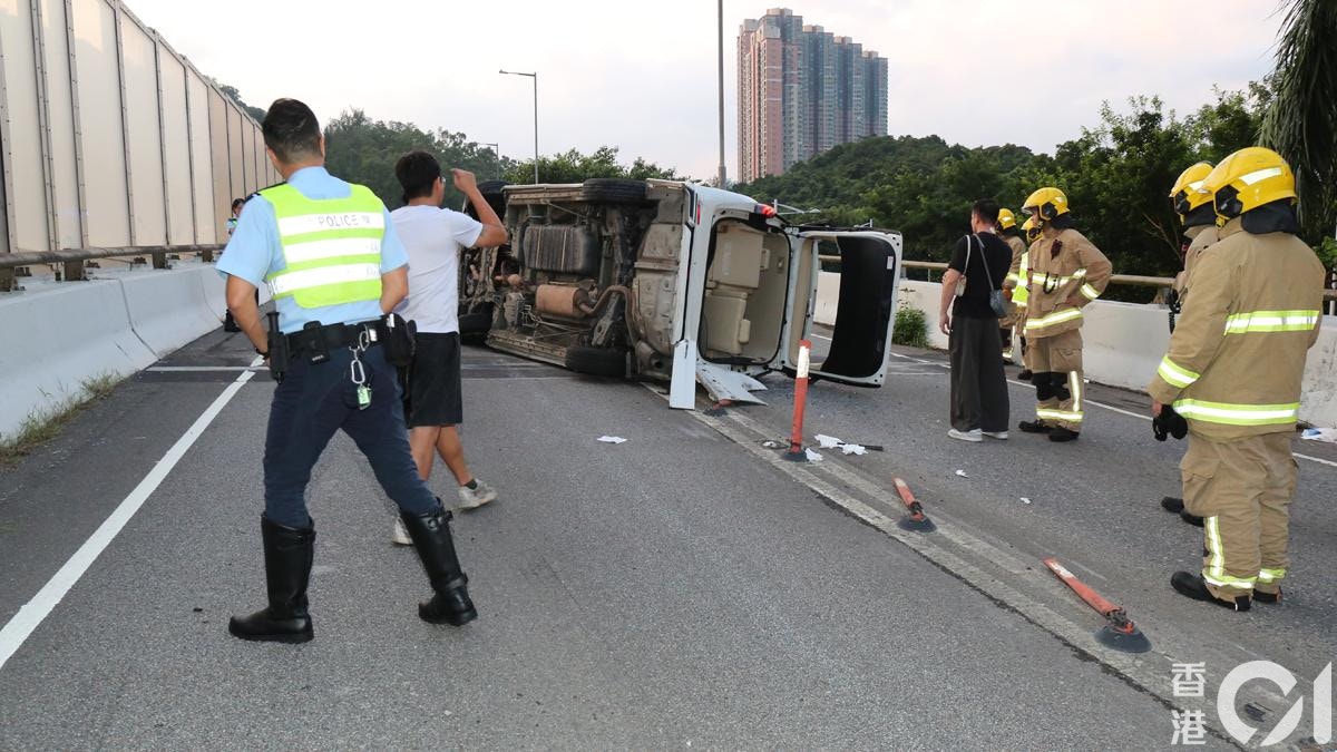 將軍澳七人車撞壆衝前50米翻側 3人一度被困受傷獲救 1人送院