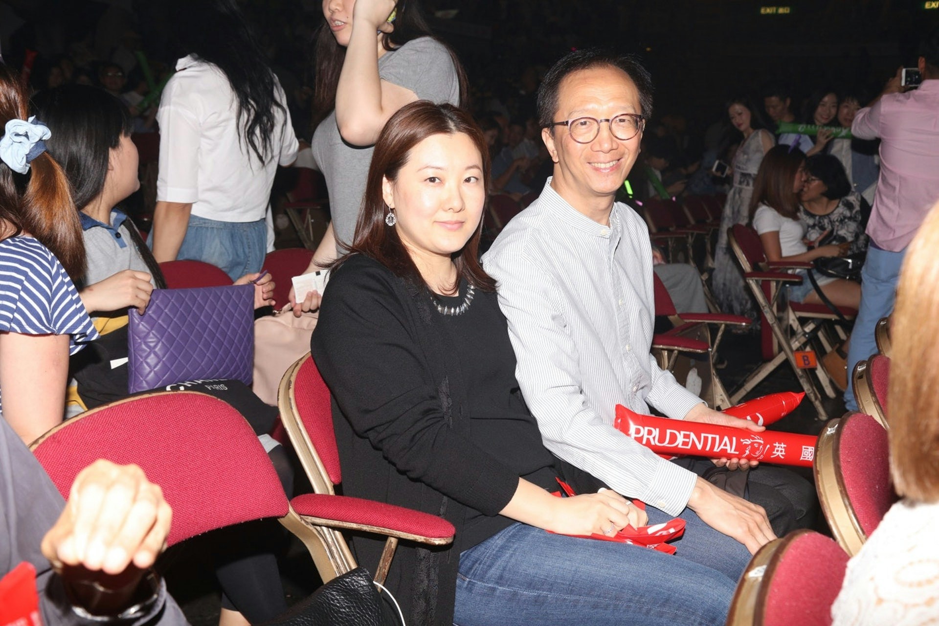 梁锦松伏明霞最新全家福曝光 23岁大女哈佛毕业