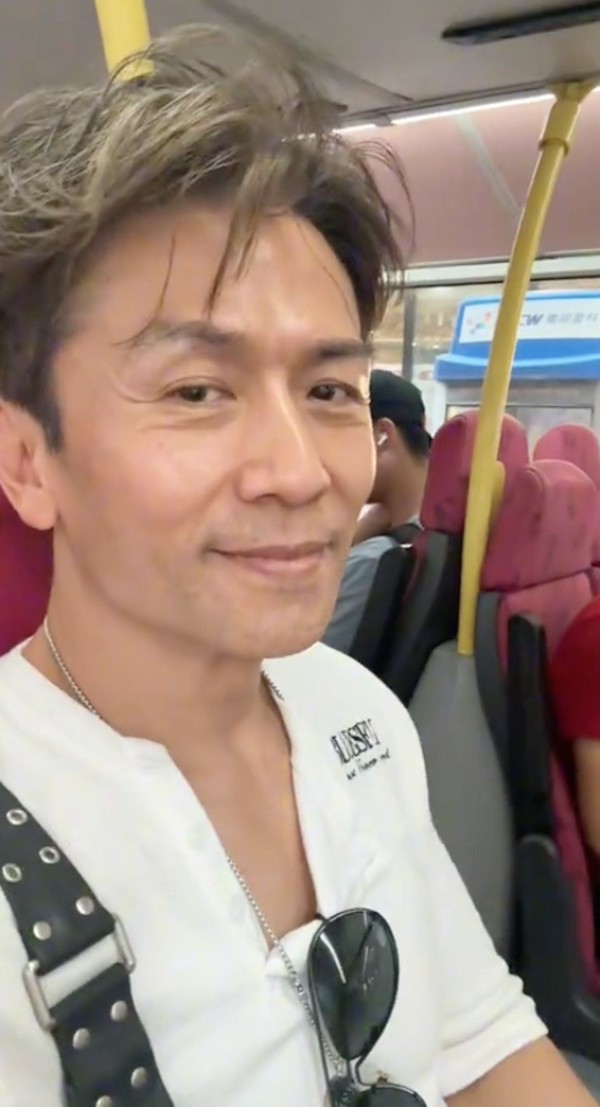 唐文龍搭巴士。(抖音)