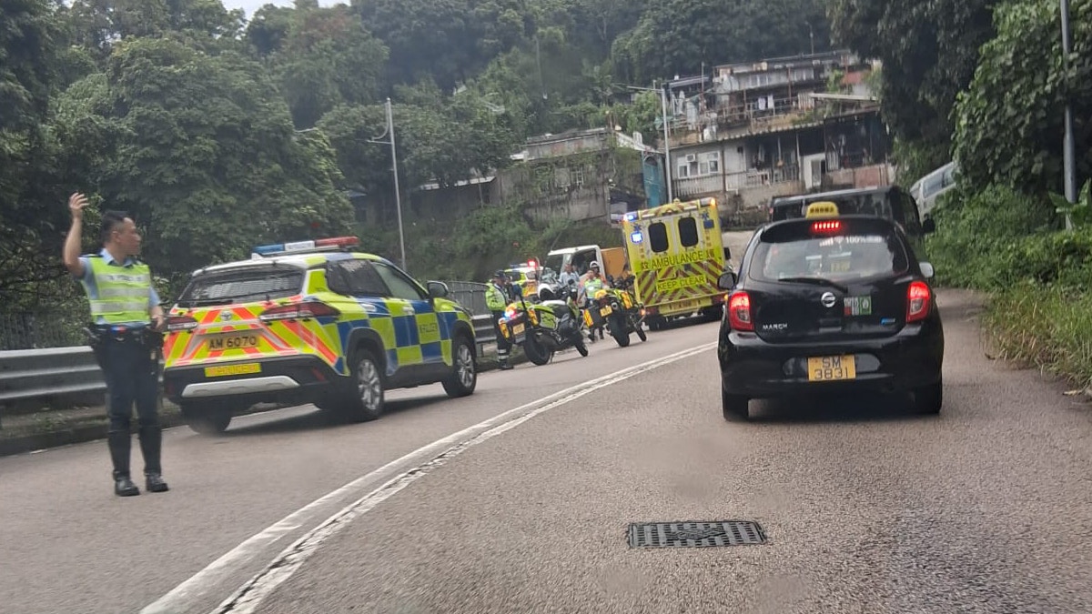 荃錦公路貨車疑失控自炒撞欄 司機腳傷一度被困 交通一度受阻