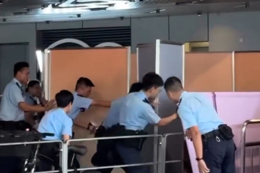 多名警員用圍板控制涉事大狗