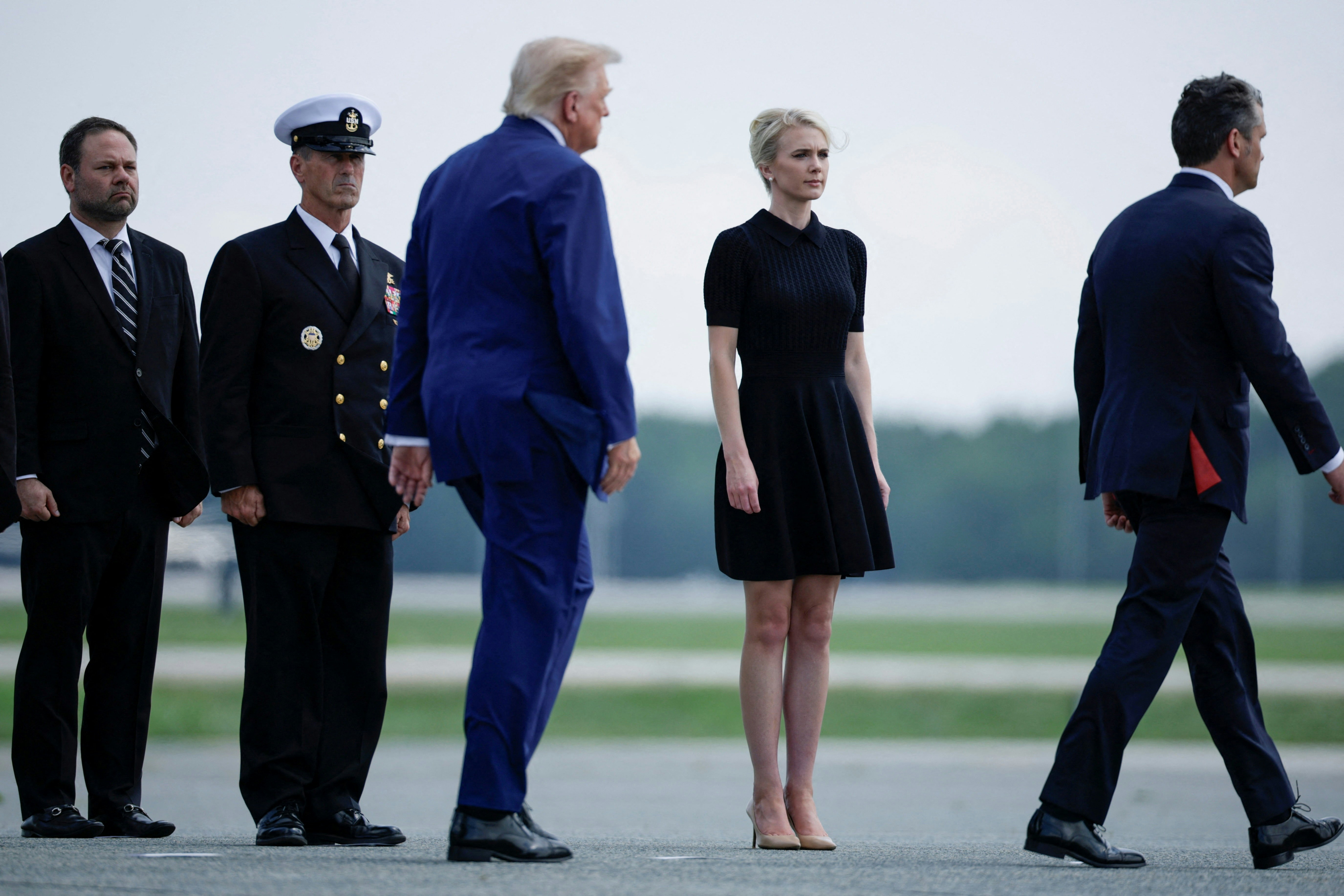 2026年7月22日，美國總統特朗普（Donald Trump，中）在其行政助理哈普（Natalie Harp，右二）的陪同下，出席在特拉華州多佛空軍基地舉行的陸軍軍人遺體移交儀式。（Reuters）