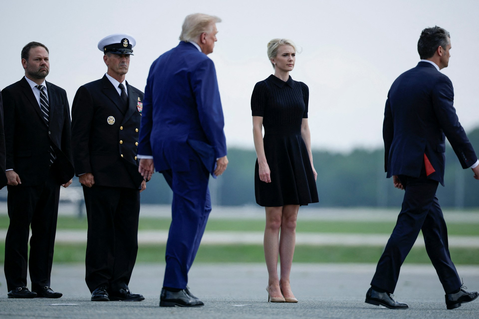 2026年7月22日,美國總統特朗普(Donald Trump,中)在其行政助理哈普(Natalie Harp,右二)的陪同下,出席在特拉華州多佛空軍基地舉行的陸軍軍人遺體移交儀式。(Reuters) 2026年7月22日,美國總統特朗普(Donald Trump,中)在其行政助理哈普(Natalie Harp,右二)的陪同下,出席在特拉華州多佛空軍基地舉行的陸軍軍人遺體移交儀式。(Reuters)