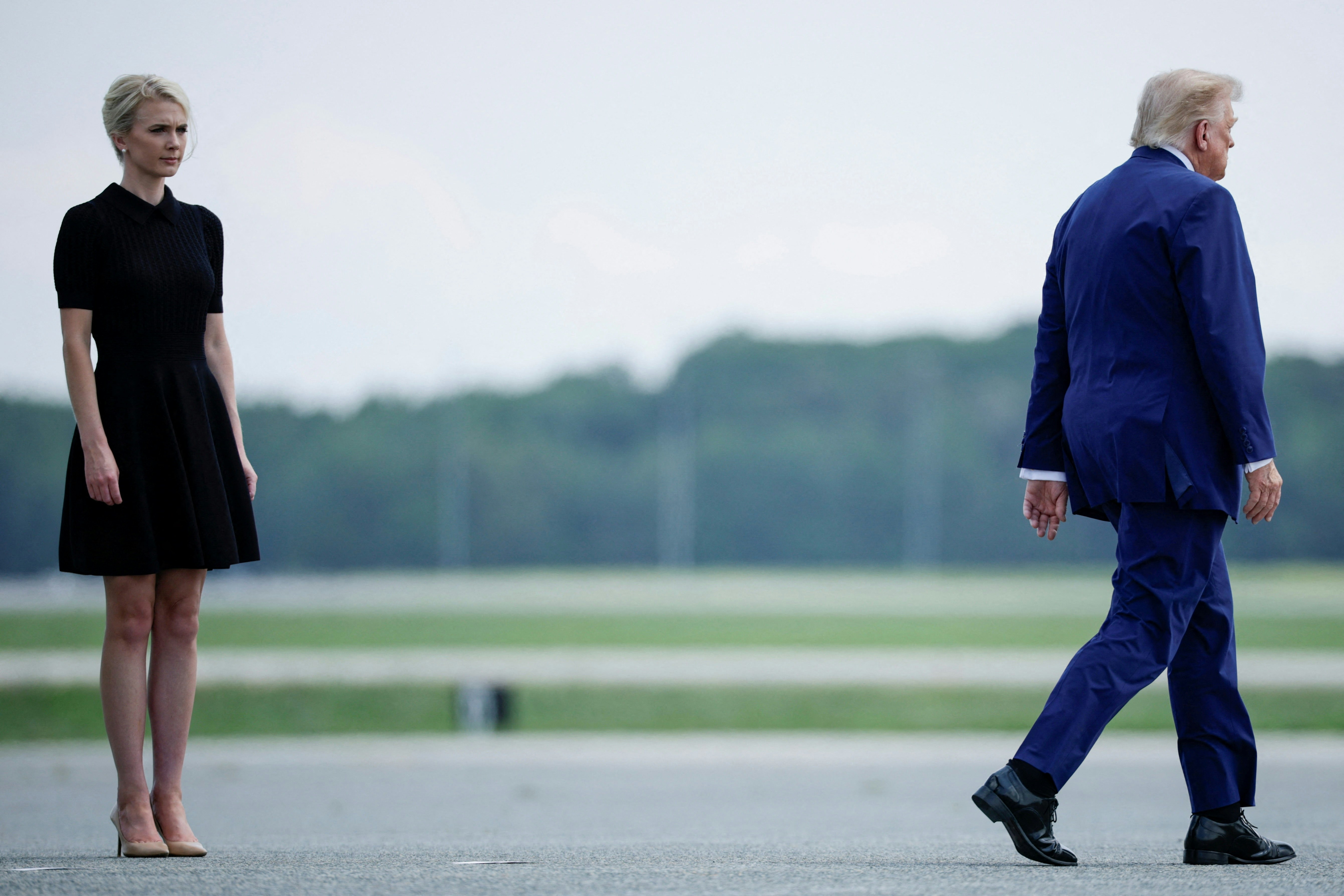 2026年7月22日，美國總統特朗普（Donald Trump，右）在其行政助理哈普（Natalie Harp，左）的陪同下，出席在特拉華州多佛空軍基地舉行的陸軍軍人遺體移交儀式。（Reuters）