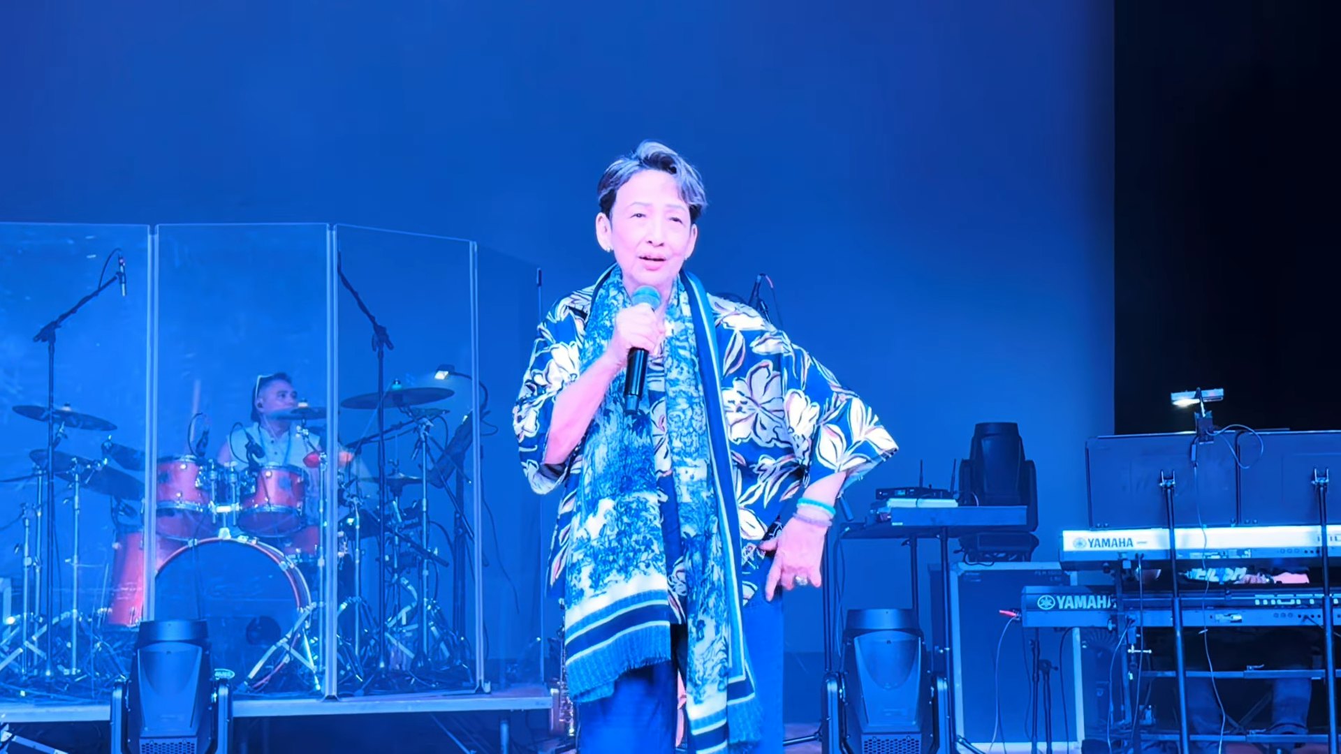 馮素波日前於其YouTube頻道《貼地嫲嫲馮素波》分享了演唱會拜神及綵排的幕後花絮。