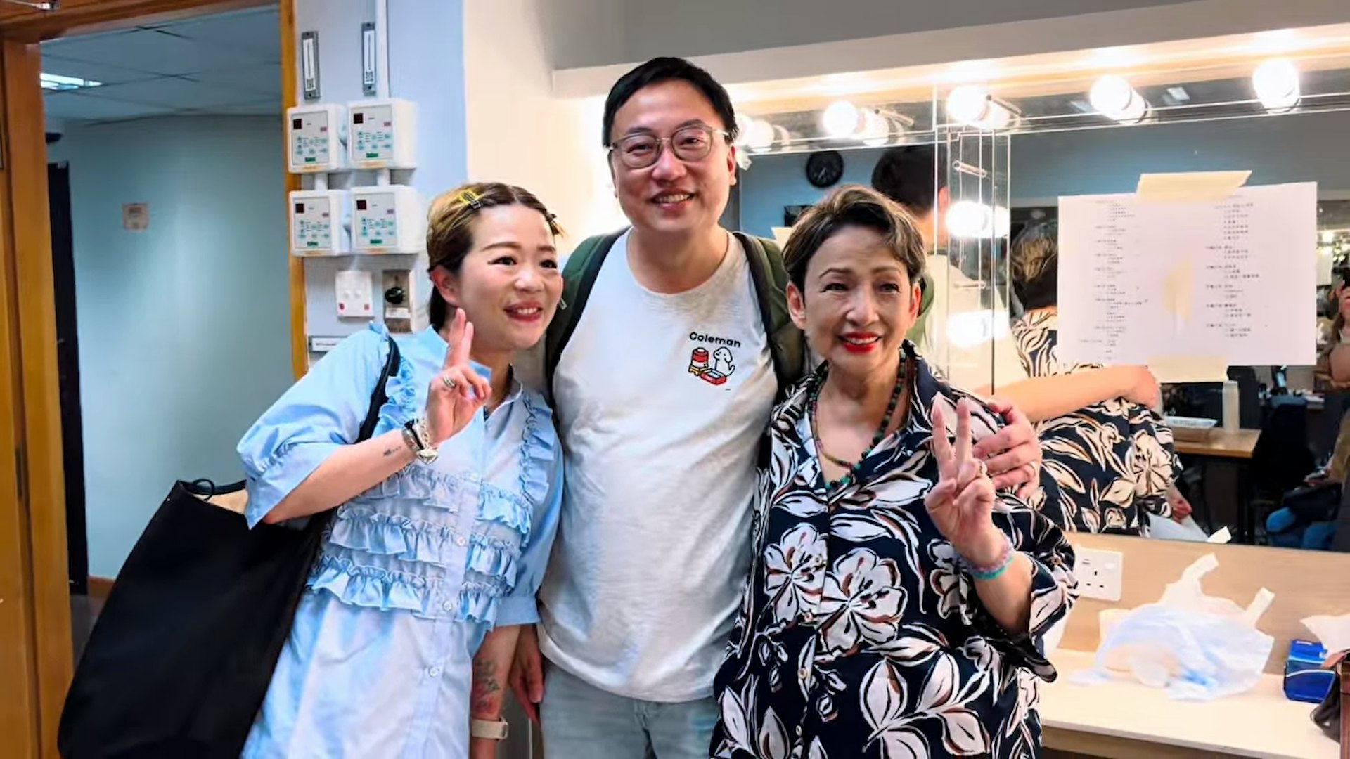 馮素波的兒子David與新抱一齊從英國返港支持媽媽。