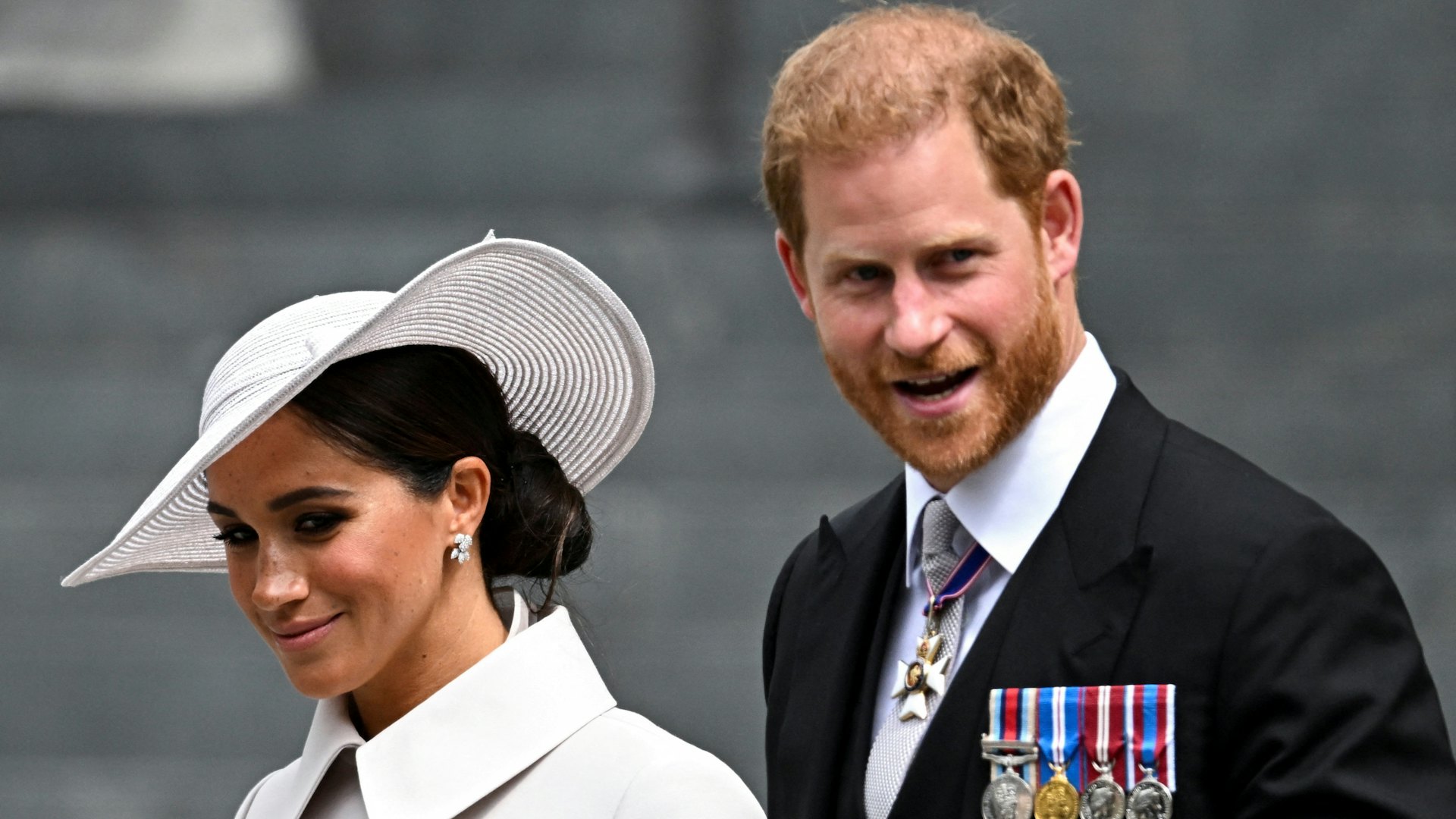 2022年6月3日,哈里王子(Prince Harry)和妻子梅根(Meghan Markle)在伦敦圣保罗大教堂举行的感恩节国家礼拜后离开。