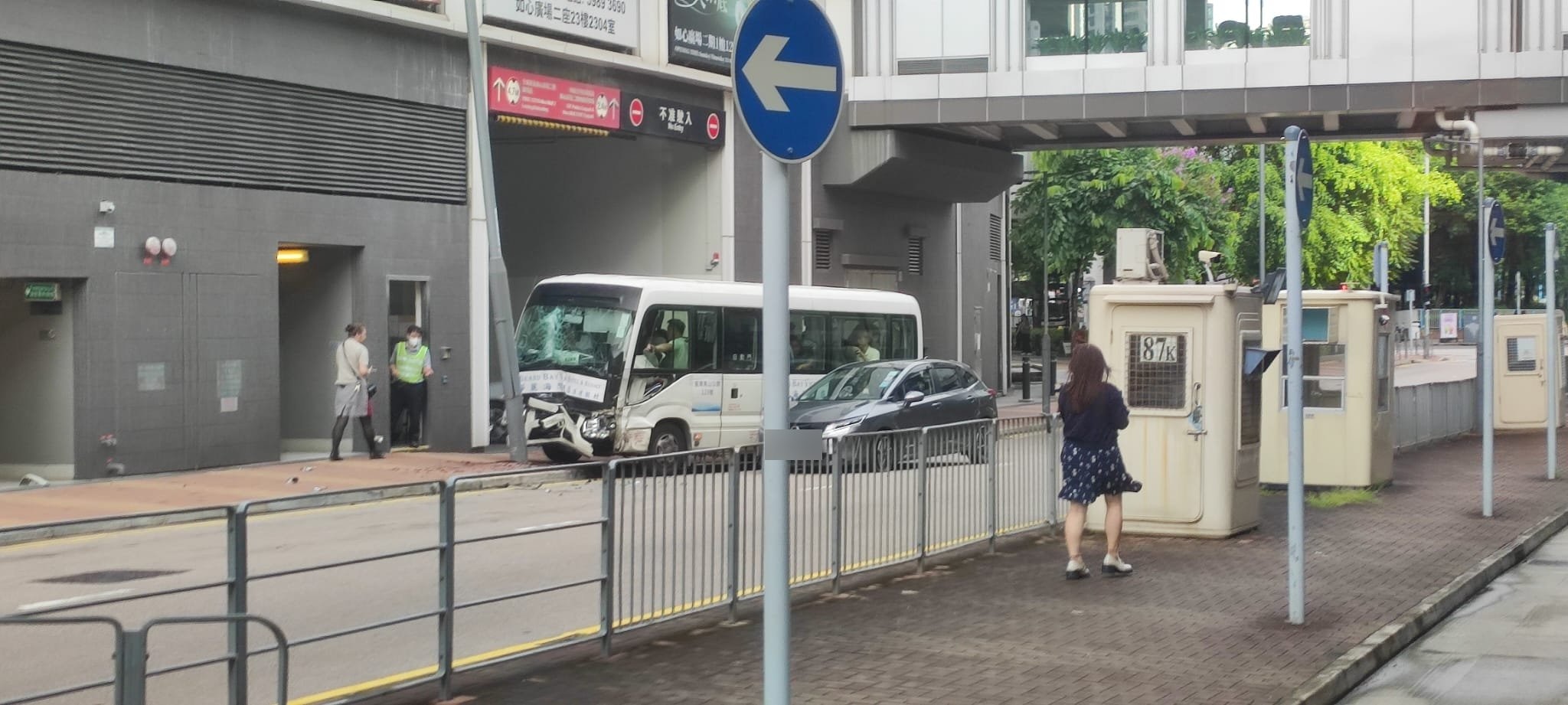 荃灣酒店接駁巴士與私家車相撞 再撼歪燈柱釀7傷