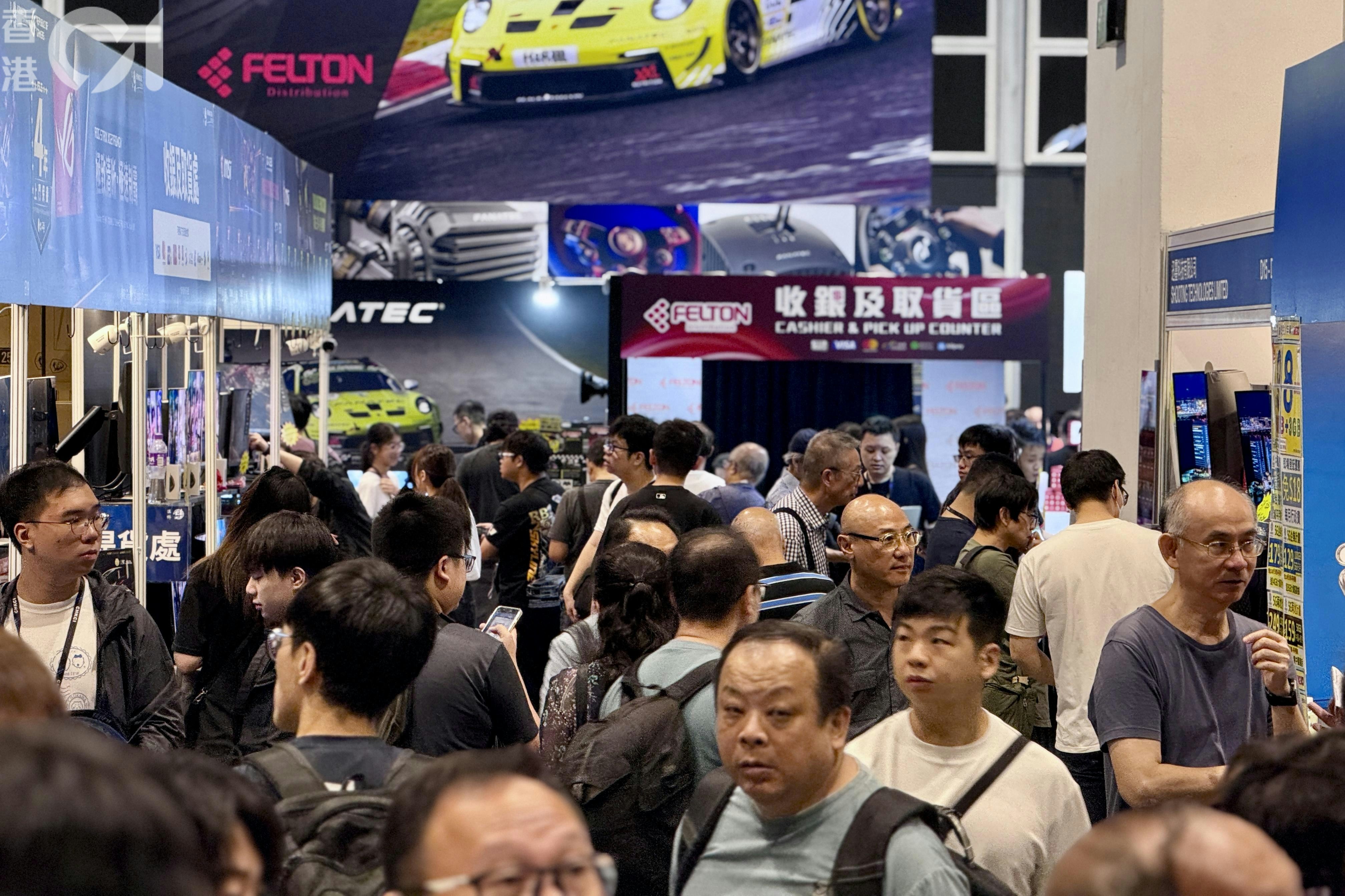 電腦節2026｜有人首進場為撐Fubon Angels 中學生掃貨稱平過黃金
