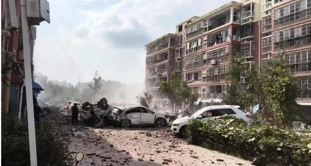 山东爆炸整排楼被炸空 直击：玻璃扎到了人的头上