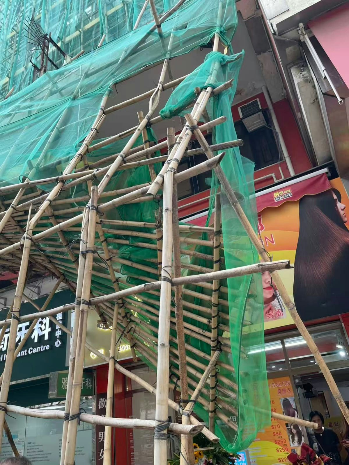 深水埗塌棚工傷 搭棚工會:天花棚荷載過大致倒塌