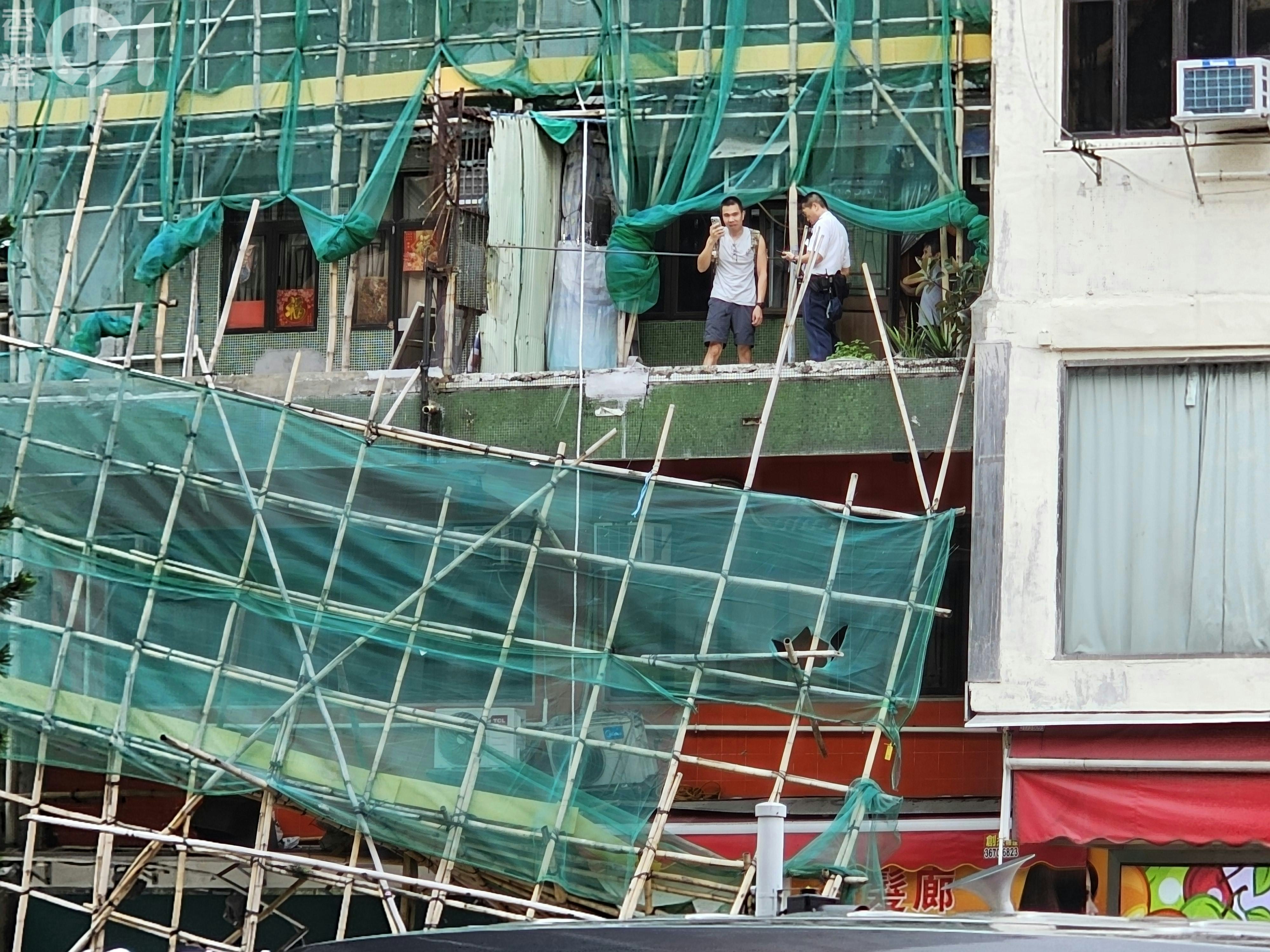 深水埗塌棚｜男工遭木板壓身軀哀嚎 地舖職員攞貨避一劫：牙煙呀