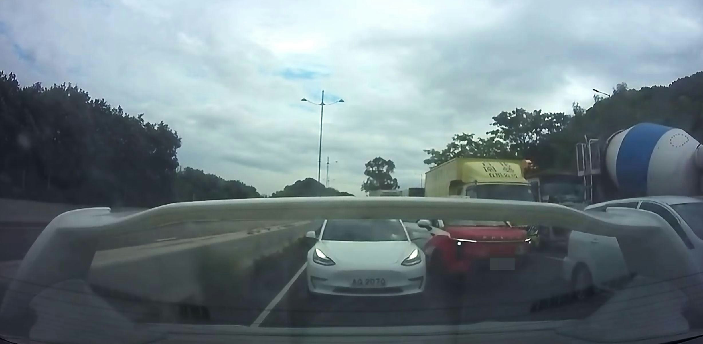 車Cam|北大嶼山公路大塞車 車隊的士撞開2車疑開路 2人受傷