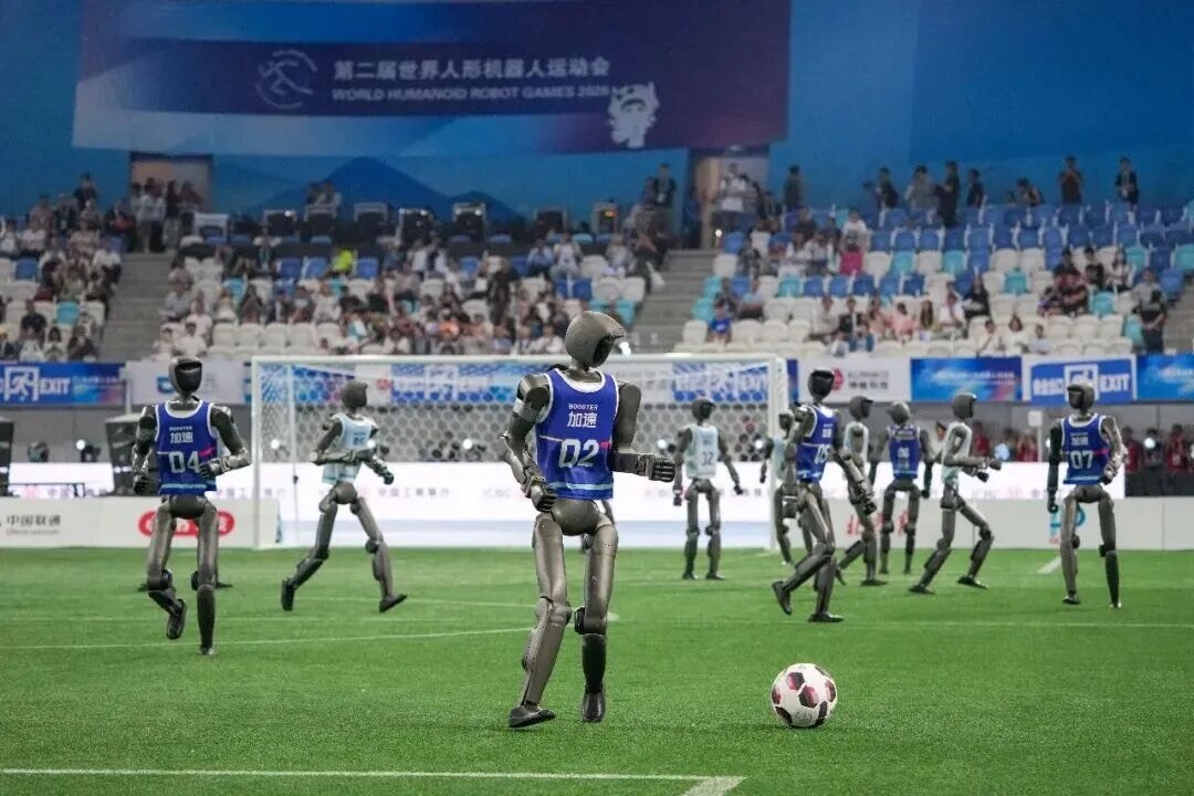 8月22日,第二届世界人形机械人运动会开幕式在北京举行。图为人形机械人在开幕式前进行足球7V7表演赛。(新华社)