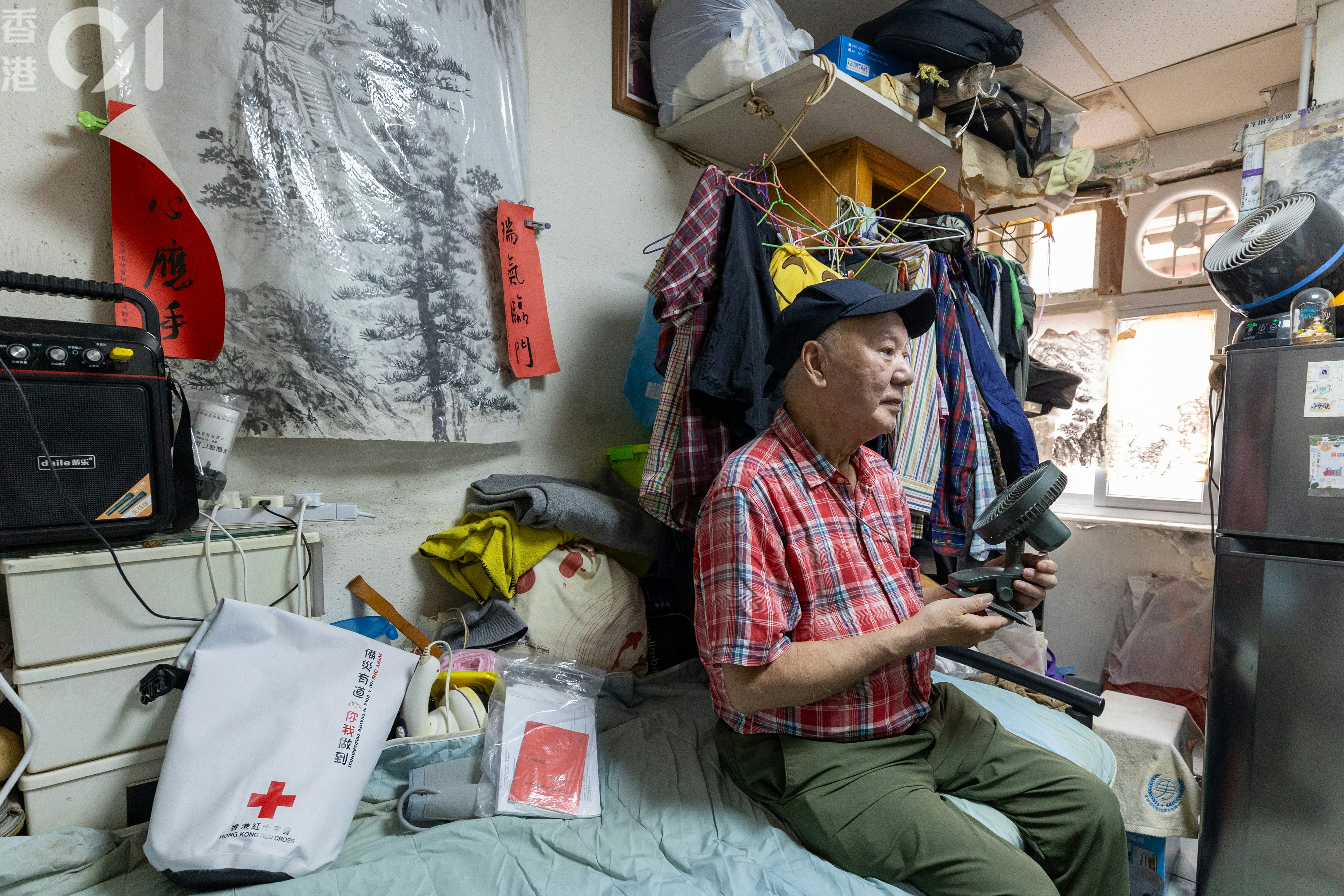 劏房戶忌鼠患閂窗捱熱夜 僅得風扇如處戶外 梁榮武倡裝鐵閘通風
