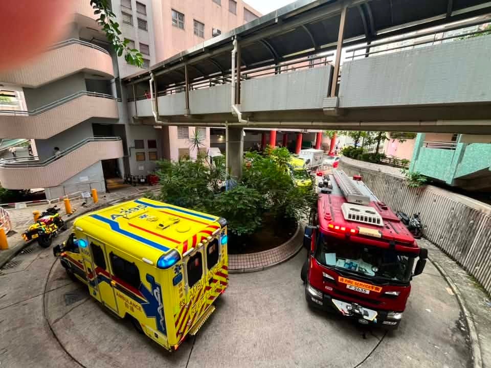 葵涌石籬商場扶手梯意外 最少3人跌倒受傷 據報一名老翁被困