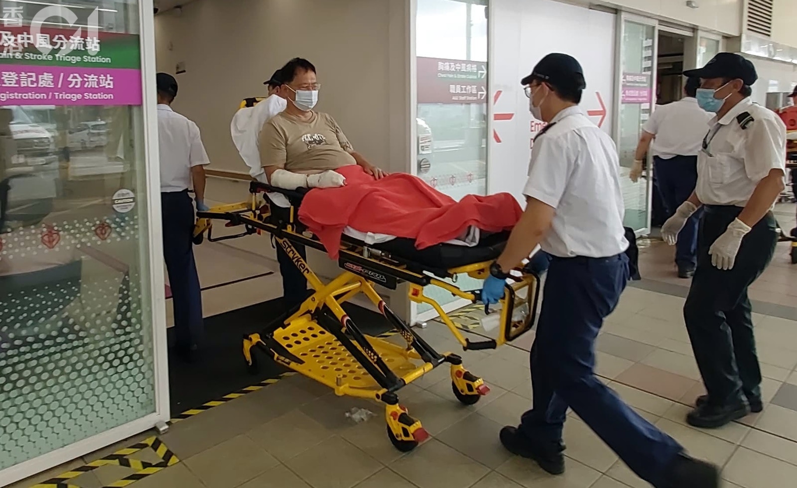 Three Elderly Fall on Kwai Chung Mall Escalator, 76-Year-Old Trapped and Injured