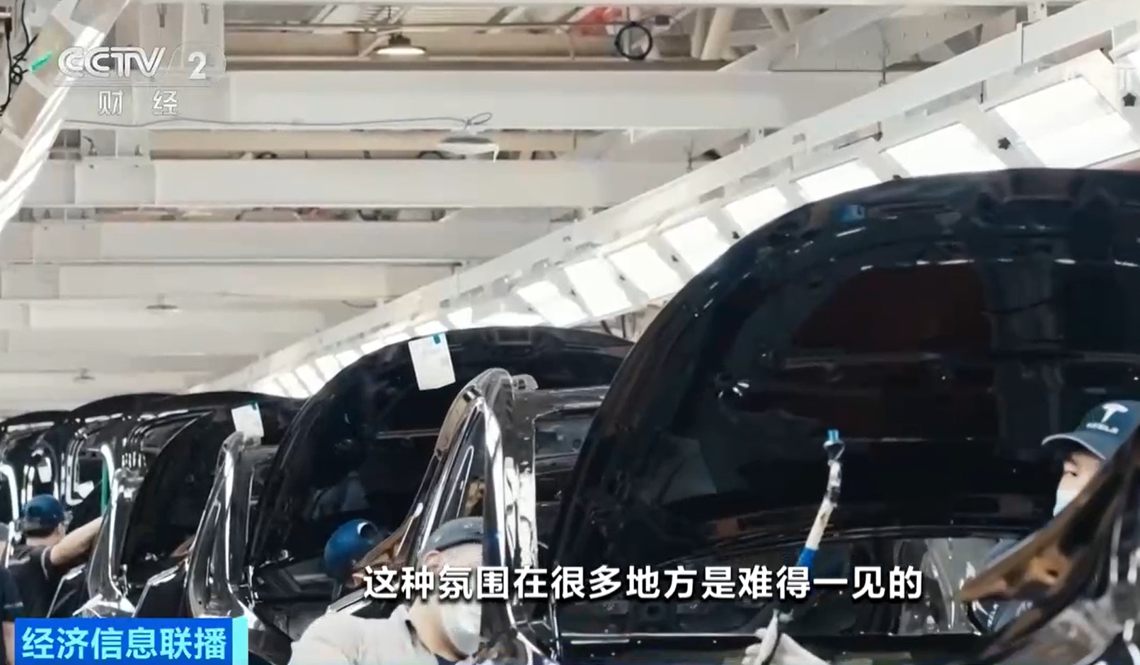 特斯拉(Tesla)行政总裁马斯克(Elon Musk)母亲梅耶(Maye Musk)接受央视采访,提到马斯克非常喜爱中国,她又形容中国人非常有智慧。(《央视财经》)