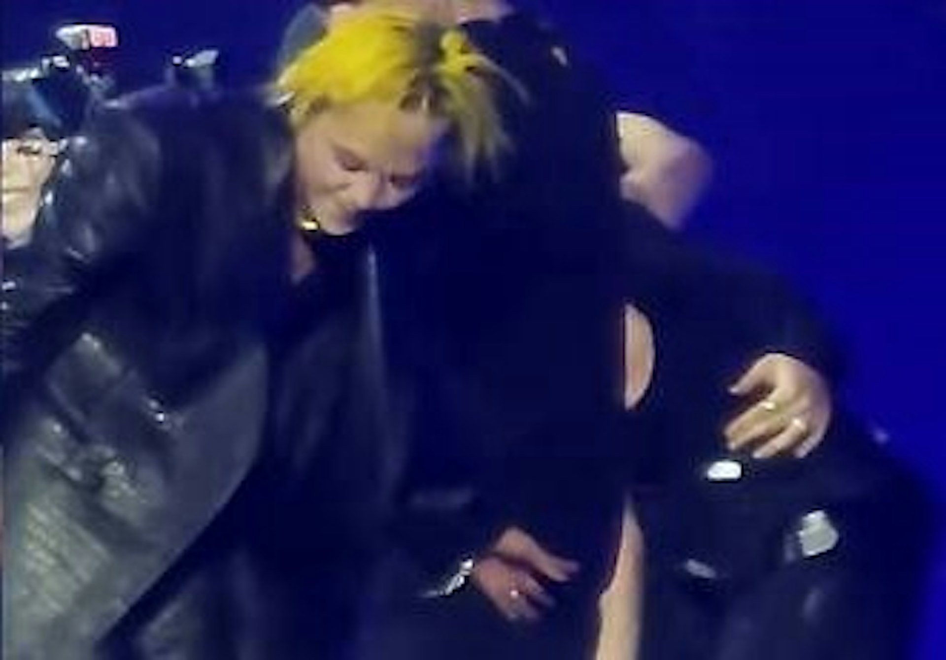 G-Dragon(GD)在演出途中,發現一名攝影導演為了捕捉畫面不斷倒退,險些摔下2米高台,他在危急之際趕緊出手阻止,還親自當起人肉防護牆。
