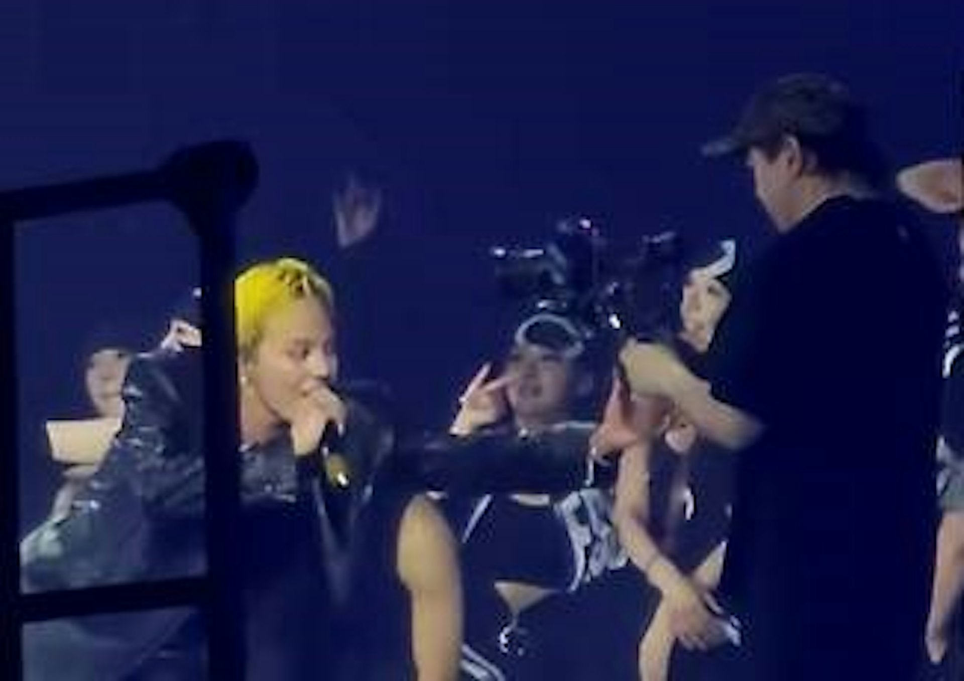 G-Dragon(GD)在演出途中,發現一名攝影導演為了捕捉畫面不斷倒退,險些摔下2米高台,他在危急之際趕緊出手阻止,還親自當起人肉防護牆。