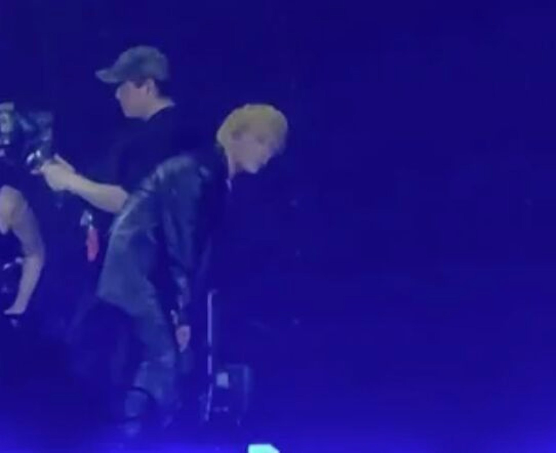 G-Dragon(GD)在演出途中,發現一名攝影導演為了捕捉畫面不斷倒退,險些摔下2米高台,他在危急之際趕緊出手阻止,還親自當起人肉防護牆。