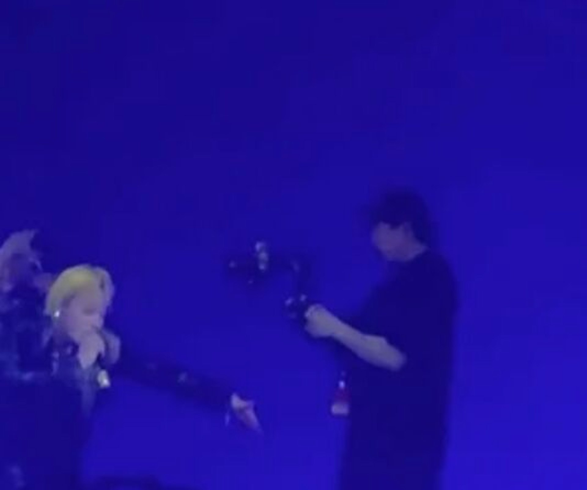G-Dragon(GD)在高陽演唱會演出途中,發現一名攝影導演為了捕捉畫面不斷倒退,險些摔下2米高台,他在危急之際趕緊出手阻止,還親自當起人肉防護牆。