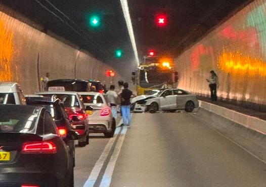 大老山隧道兩私家車迎頭撞 21歲司機涉揸大膽車、販毒等4罪被捕