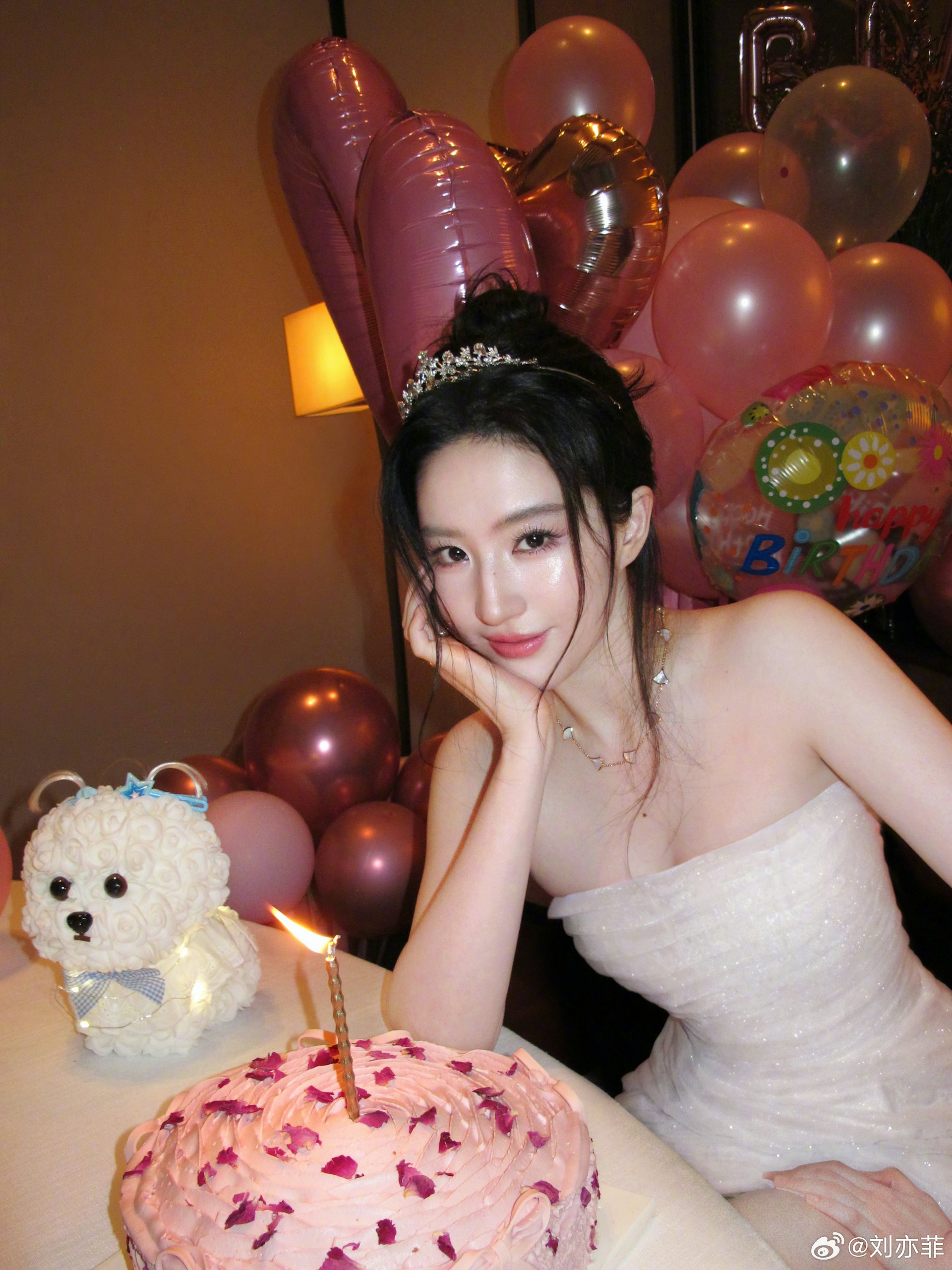 女神劉亦菲日前迎來39歲生日,向來有「神仙姐姐」之稱的她,在社交平台分享多張生日靚相,頭戴閃鑽皇冠搭配白色抹胸禮服,仙氣爆燈。(微博@劉亦菲)