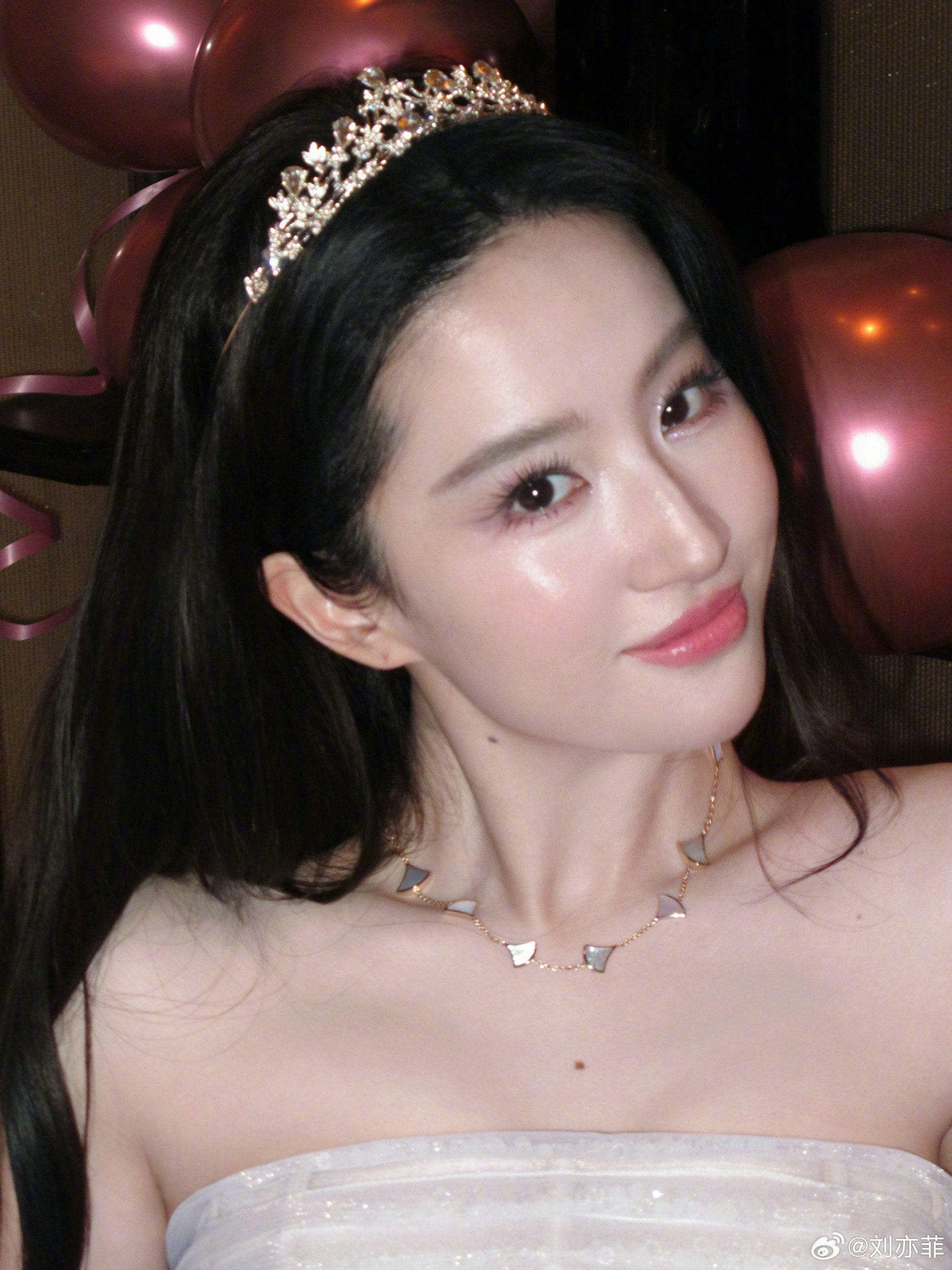 延伸閱讀:劉亦菲39歲生日公主Look仙氣逼人 唐嫣連續12年送祝福閨密情甜爆(微博@劉亦菲)