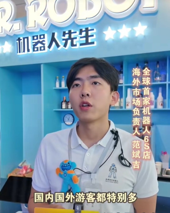 愈来愈多外籍游客专程赶来深圳,特意体验机械人,有人称印象还停留在早年的华强北,被如今深圳的全新形象惊叹。(微信视频号@南方都市报)
