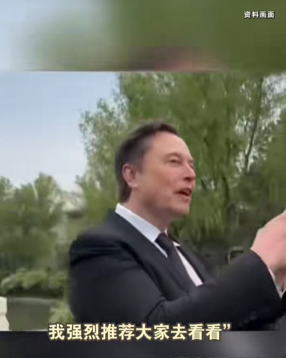 愈来愈多外籍游客专程赶来深圳,特意体验机械人,有人称印象还停留在早年的华强北,被如今深圳的全新形象惊叹。(微信视频号@南方都市报)