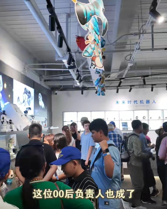愈来愈多外籍游客专程赶来深圳,特意体验机械人,有人称印象还停留在早年的华强北,被如今深圳的全新形象惊叹。(微信视频号@南方都市报)