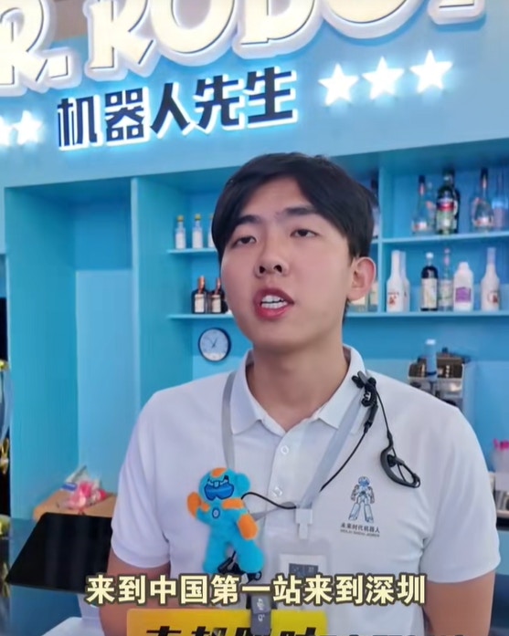 愈来愈多外籍游客专程赶来深圳,特意体验机械人,有人称印象还停留在早年的华强北,被如今深圳的全新形象惊叹。(微信视频号@南方都市报)
