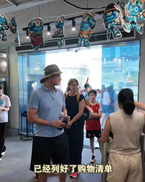 愈来愈多外籍游客专程赶来深圳,特意体验机械人,有人称印象还停留在早年的华强北,被如今深圳的全新形象惊叹。(微信视频号@南方都市报)