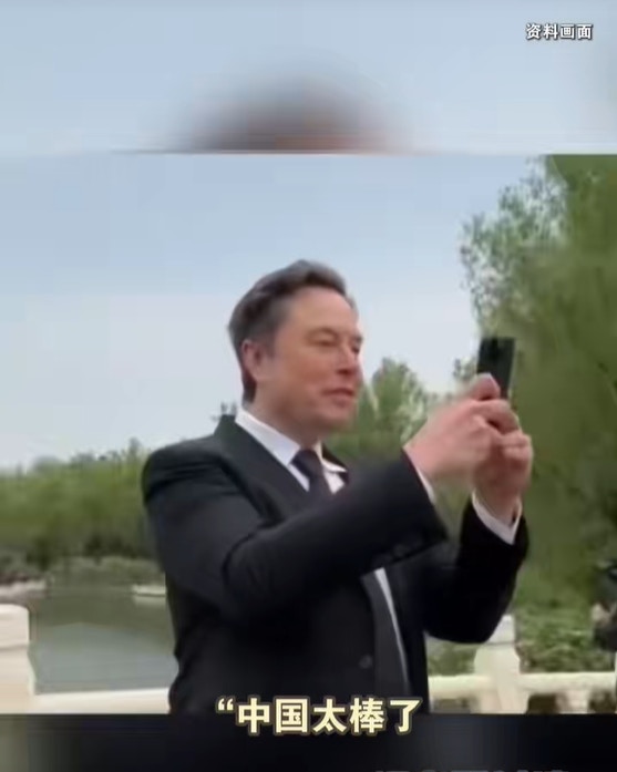 愈来愈多外籍游客专程赶来深圳,特意体验机械人,有人称印象还停留在早年的华强北,被如今深圳的全新形象惊叹。(微信视频号@南方都市报)