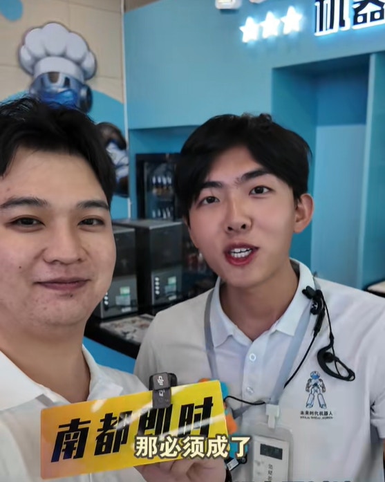 愈来愈多外籍游客专程赶来深圳,特意体验机械人,有人称印象还停留在早年的华强北,被如今深圳的全新形象惊叹。(微信视频号@南方都市报)