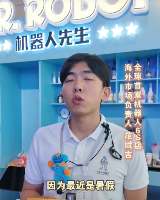 愈来愈多外籍游客专程赶来深圳,特意体验机械人,有人称印象还停留在早年的华强北,被如今深圳的全新形象惊叹。(微信视频号@南方都市报)